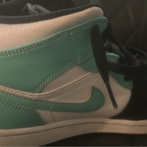 Jordan 1 mid, tropical twist size 8 1/2